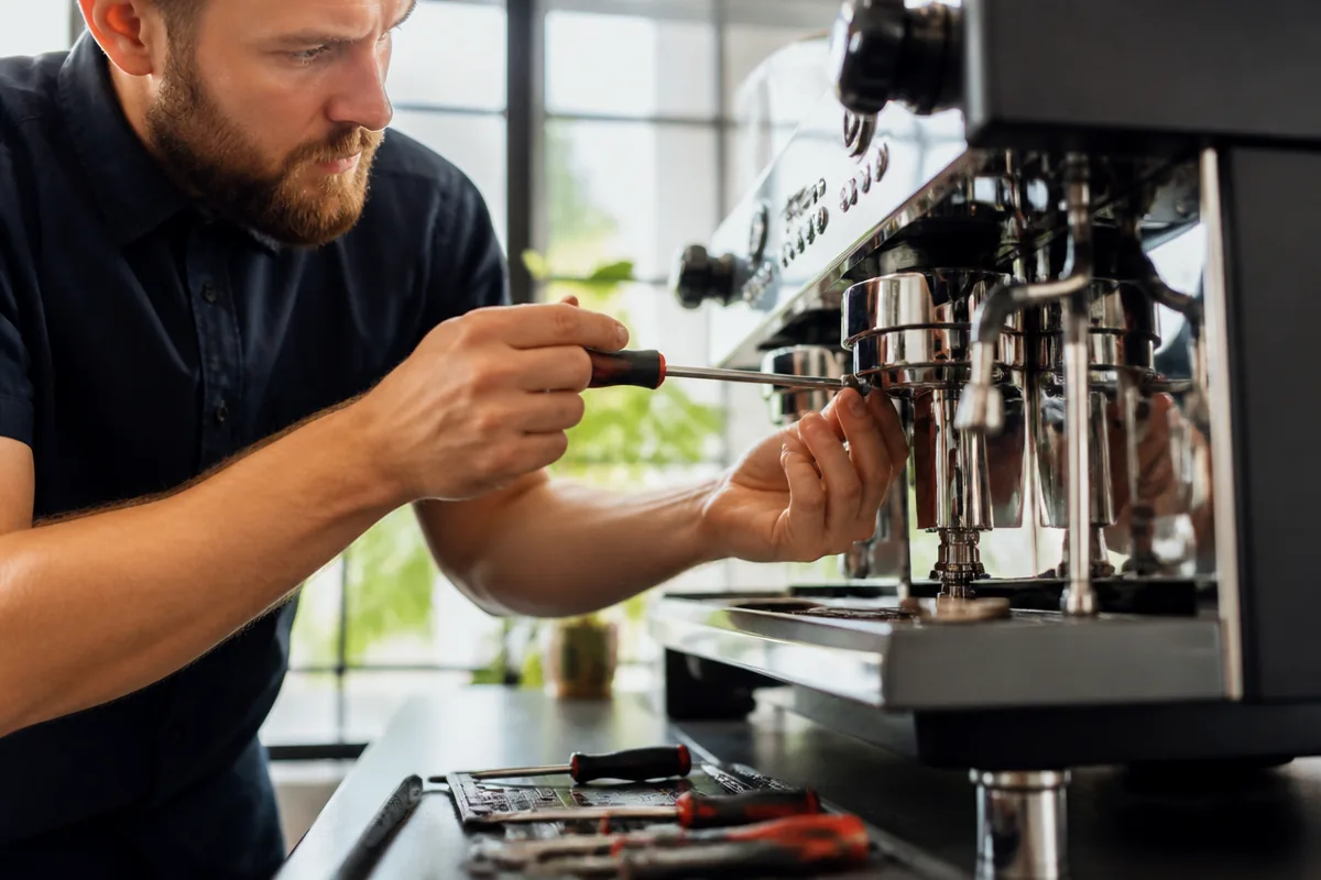 Serwis ekspresu do kawy — technik Sperto przy pracy