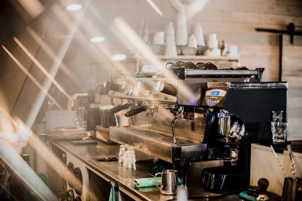 Modernizacja kuchni restauracyjnej — kiedy i jak inwestować w nowy sprzęt?